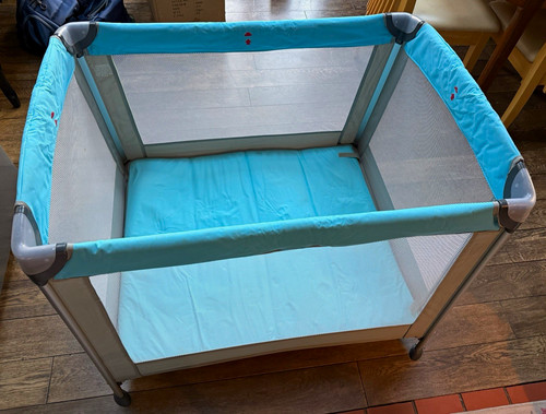 Oomo travel cot
